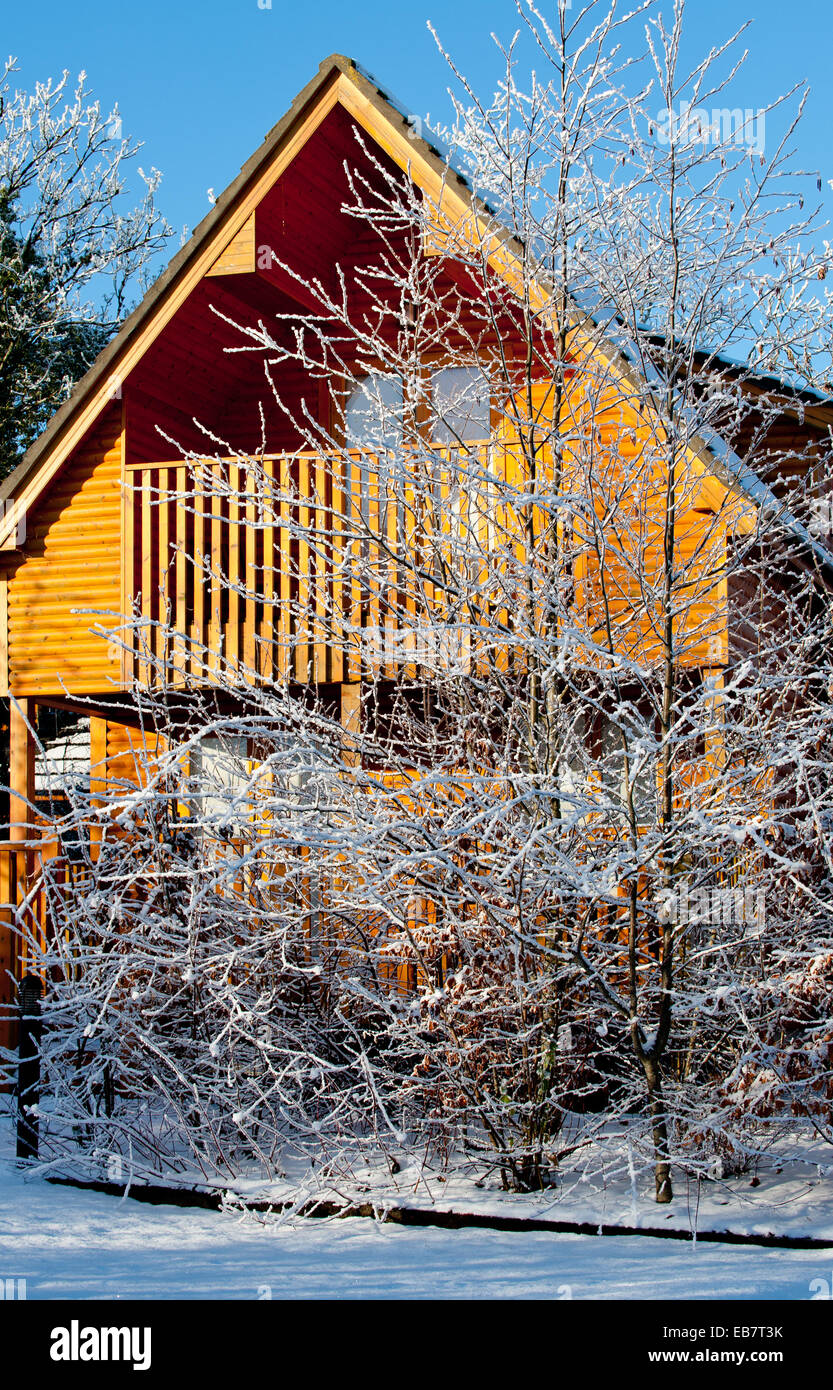 Bella capanna di legno in una giornata invernale Foto Stock