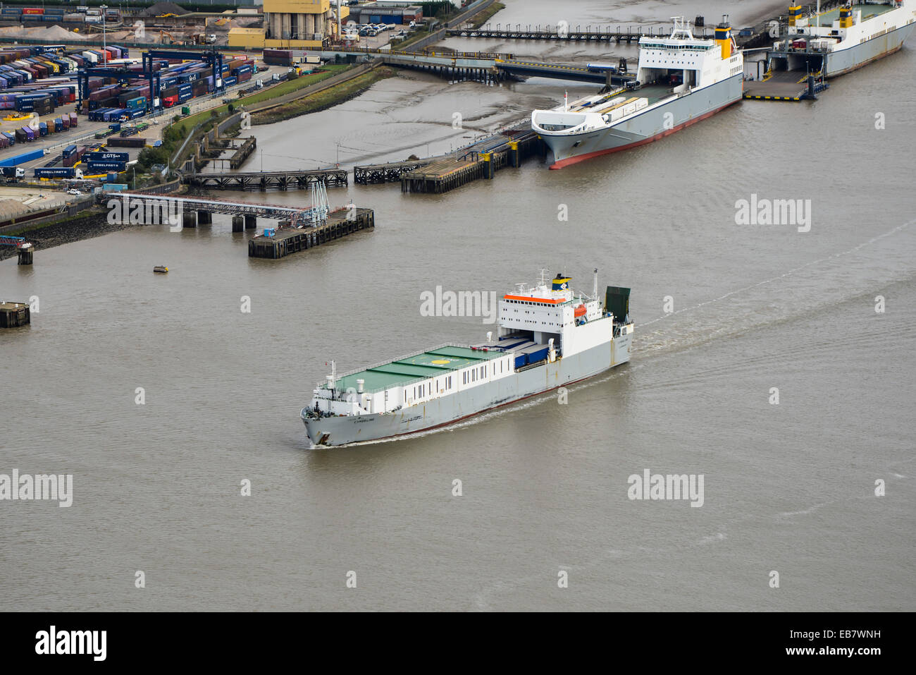 Una nave da carico di lasciare il porto di Hereford sul Fiume Tamigi vicino a Londra. Foto Stock