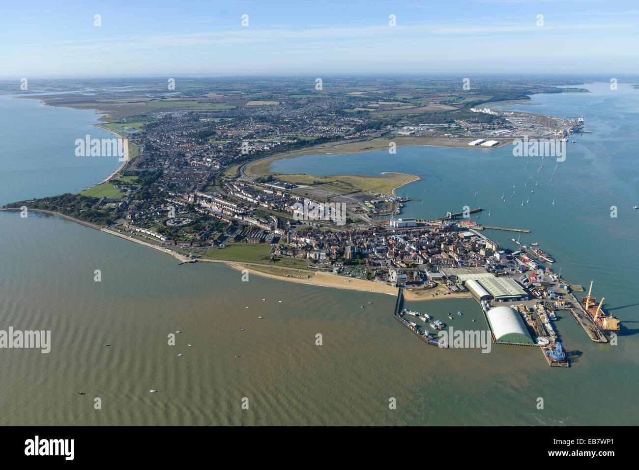 Una veduta aerea della città di Essex di Harwich in una limpida giornata di sole Foto Stock