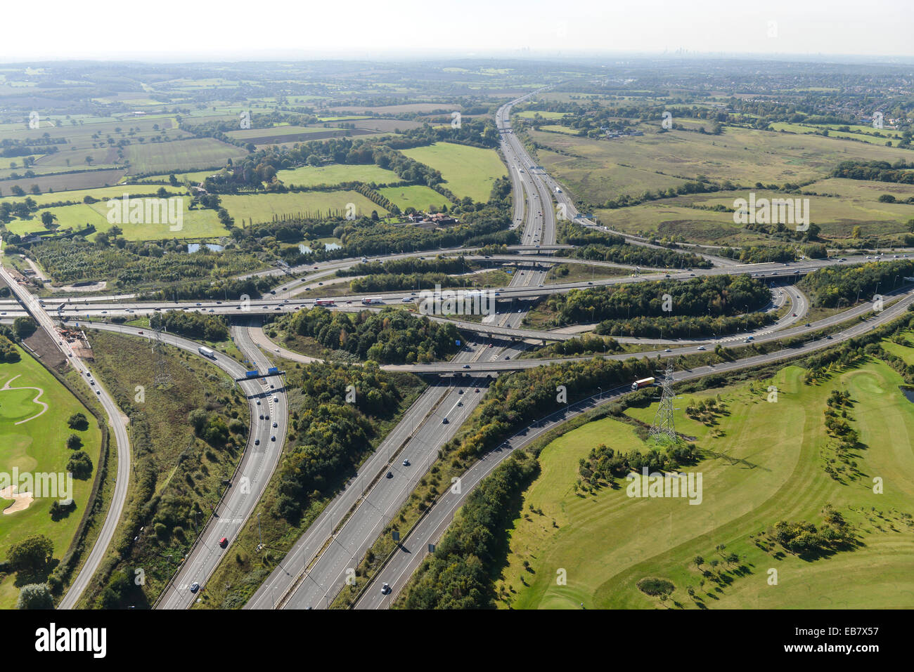 Una veduta aerea della giunzione in cui la M11 e M25 riunisce in Essex Foto Stock