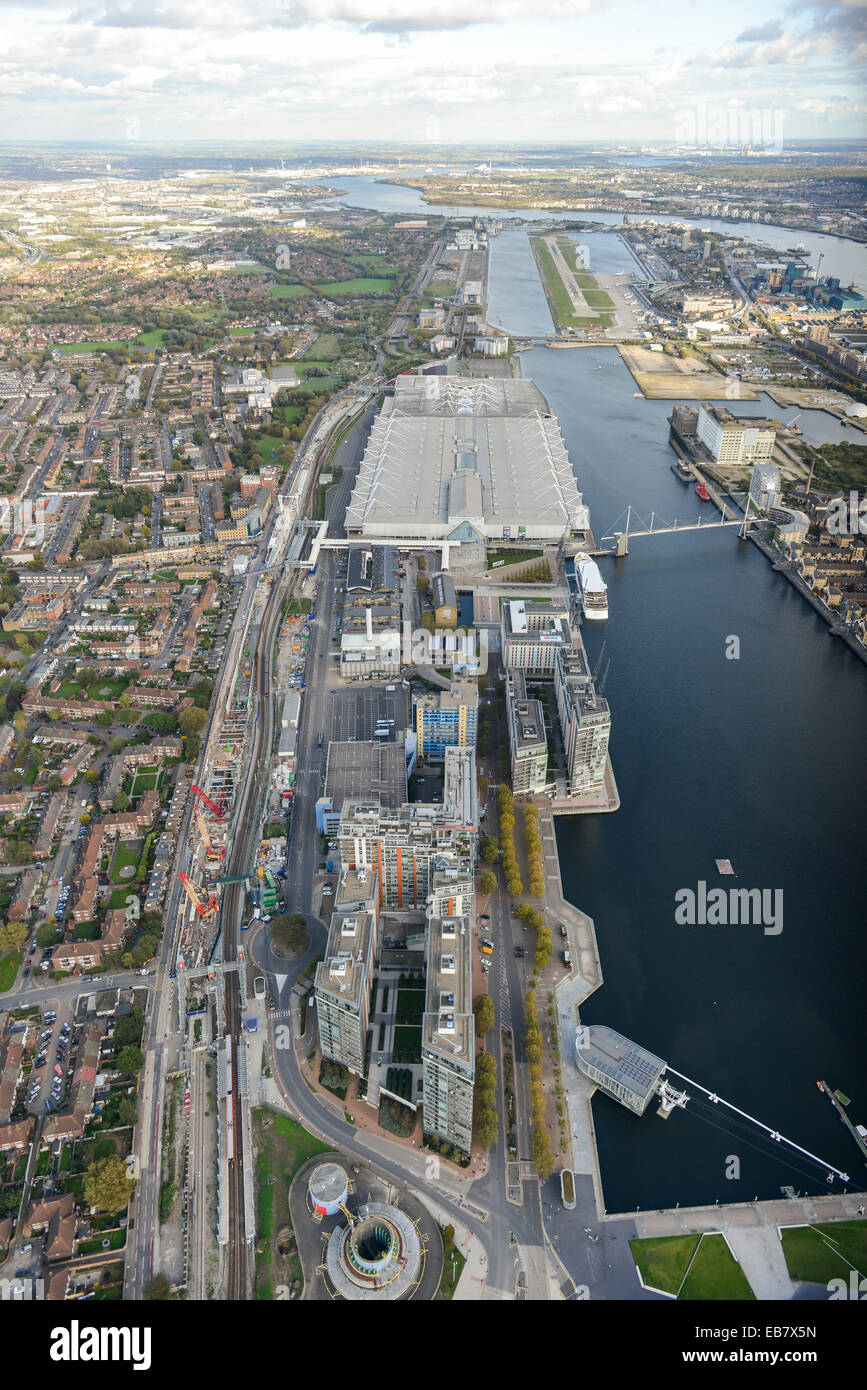 Una veduta aerea guardando lontano da Londra che mostra al London City Airport ed Excel London Foto Stock