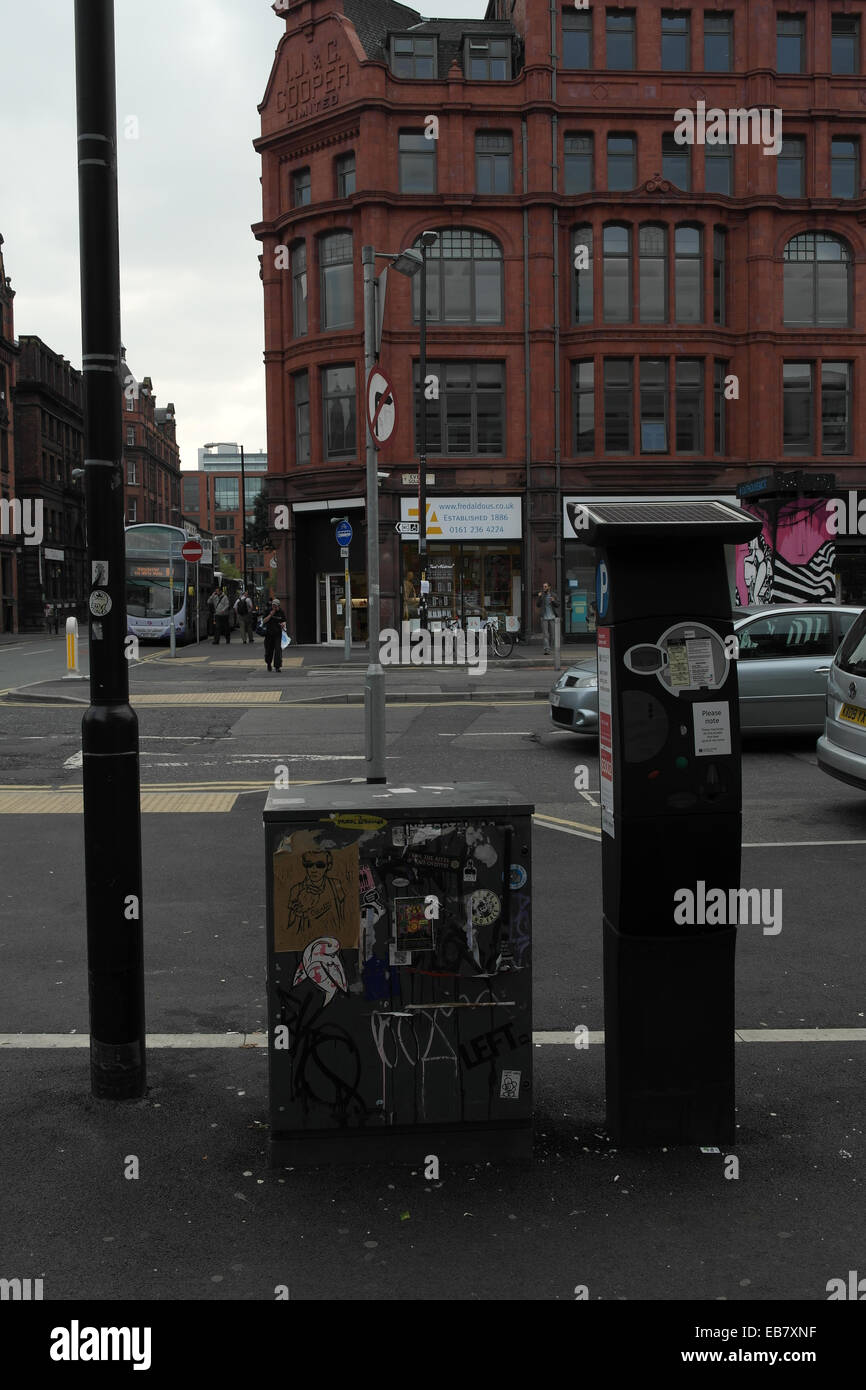 Ritratto di graffiti pasta-ups casella telecom, parcheggio metro Stevenson Square a Lever Street a Sevendale House, Manchester Foto Stock