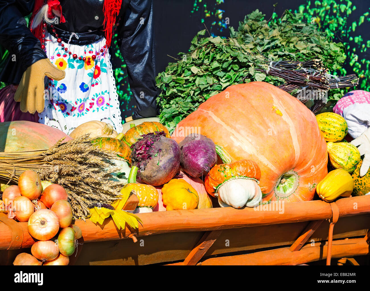 In un villaggio di carrello sono in vendita presso la fiera varietà di ortaggi: zucca, cipolle, bietole, zucchini e ramoscelli verdi. Foto Stock
