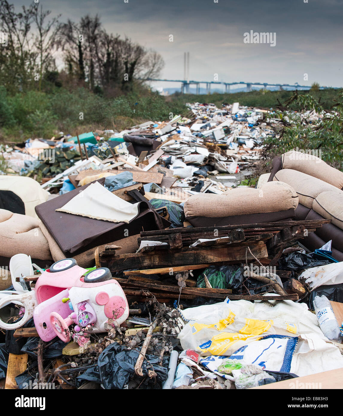 Hereford, Essex. Il 27 novembre 2014. È questo il più grande fly punta in tutto il Regno Unito? Si estende per oltre 400 metri e 60 metri di larghezza della punta viene detto dai locali che sono state oggetto di pratiche di dumping da parte di viaggiatori. Credito: Gordon Scammell/Alamy Live News Foto Stock