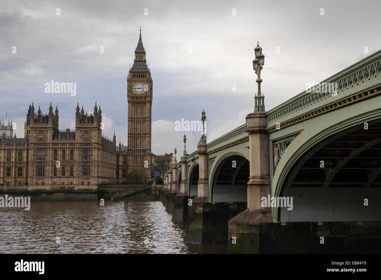Una vista del paesaggio di una famosa zona turistica di Londra, il Big Ben e Westminster Bridge attraverso il fiume Tamigi con n. di persone Foto Stock