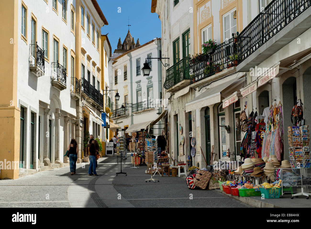 Il Portogallo, l'Alentejo, Evora, stretta strada dello shopping nella città vecchia Foto Stock