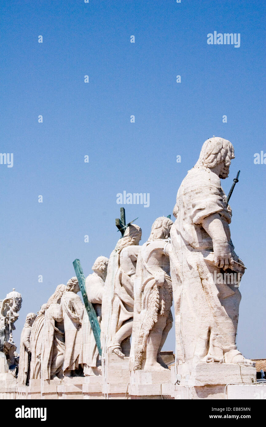 Le statue di San Pietro in Vaticano del tetto, Città del Vaticano, Italia Foto Stock