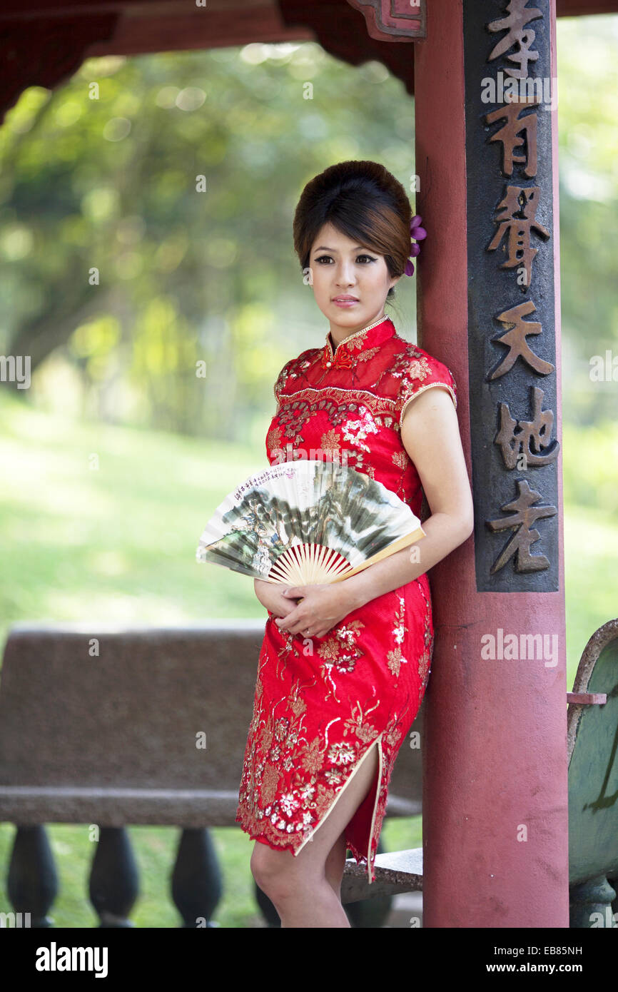 Donna cinese tradizionale cheongsam vestito. Immagine presa al Museo  Sarawak Kuching, Sarawak, Malaysia Foto stock - Alamy