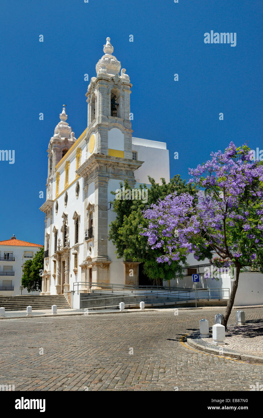 Il Portogallo, Algarve, Faro, Igreja do Carmo jacarandá e alberi in fiore Foto Stock