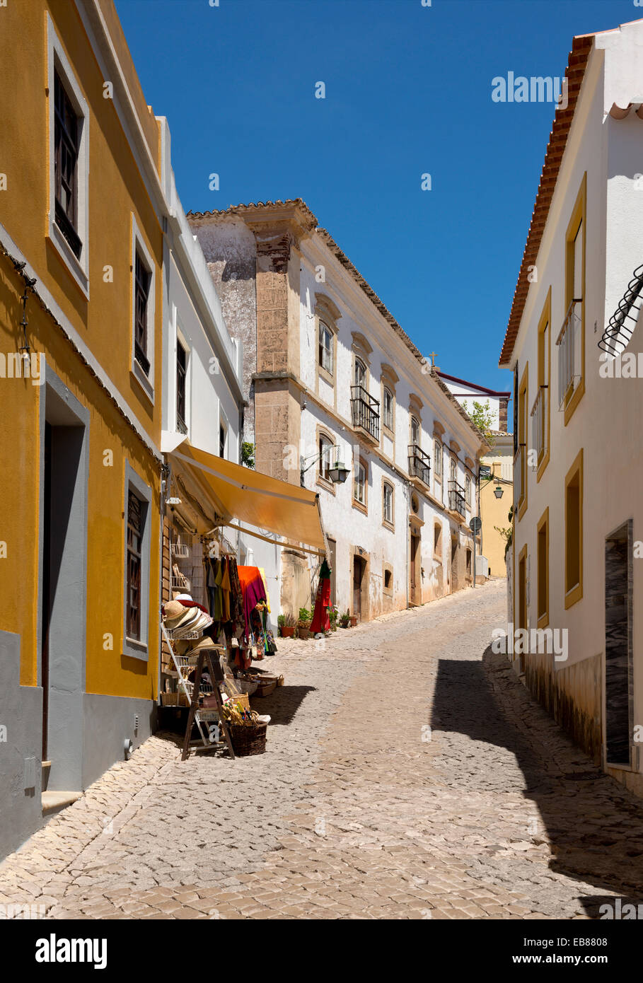 Il Portogallo, Algarve, Silves, una stretta strada di ciottoli nel centro storico della città Foto Stock