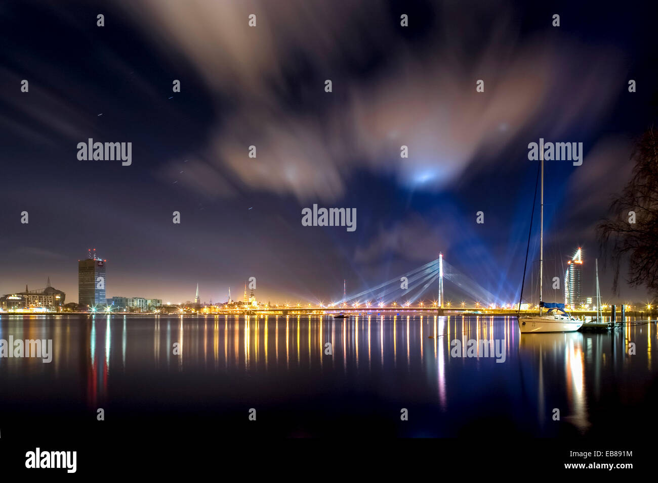 Old Riga, sera e notte. Il ponte di pietra, riflessione. Fiume Daugava. La lettonia, Latvija. antenna architettura arte BALTIC blue sky buil Foto Stock