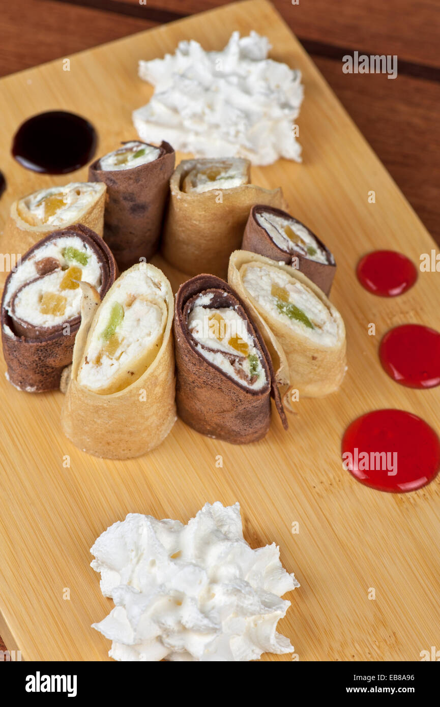Pancake rotolo con la marmellata di arance Foto Stock