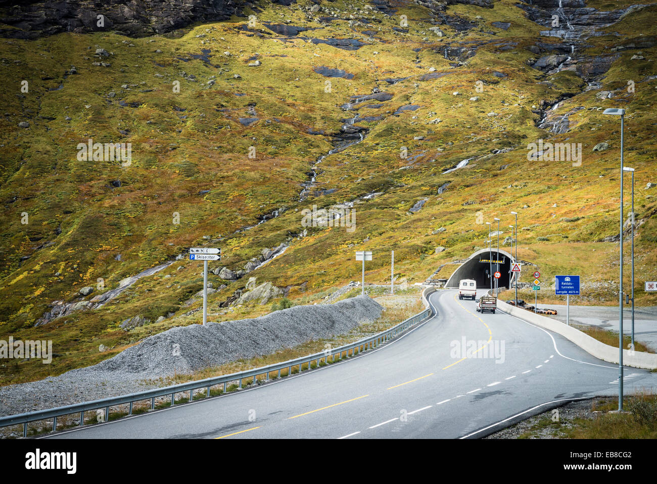 L'ingresso meridionale di Røldalstunnelen sull'E134 percorso tra Røldal e Odda in Hordaland, Norvegia Foto Stock