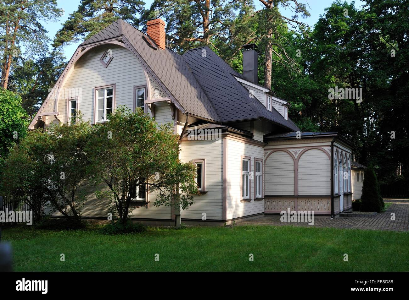 Tipica casa in legno a Jurmala, Golfo di Riga, Lettonia, la regione del Mar  Baltico, l'Europa del Nord Foto stock - Alamy