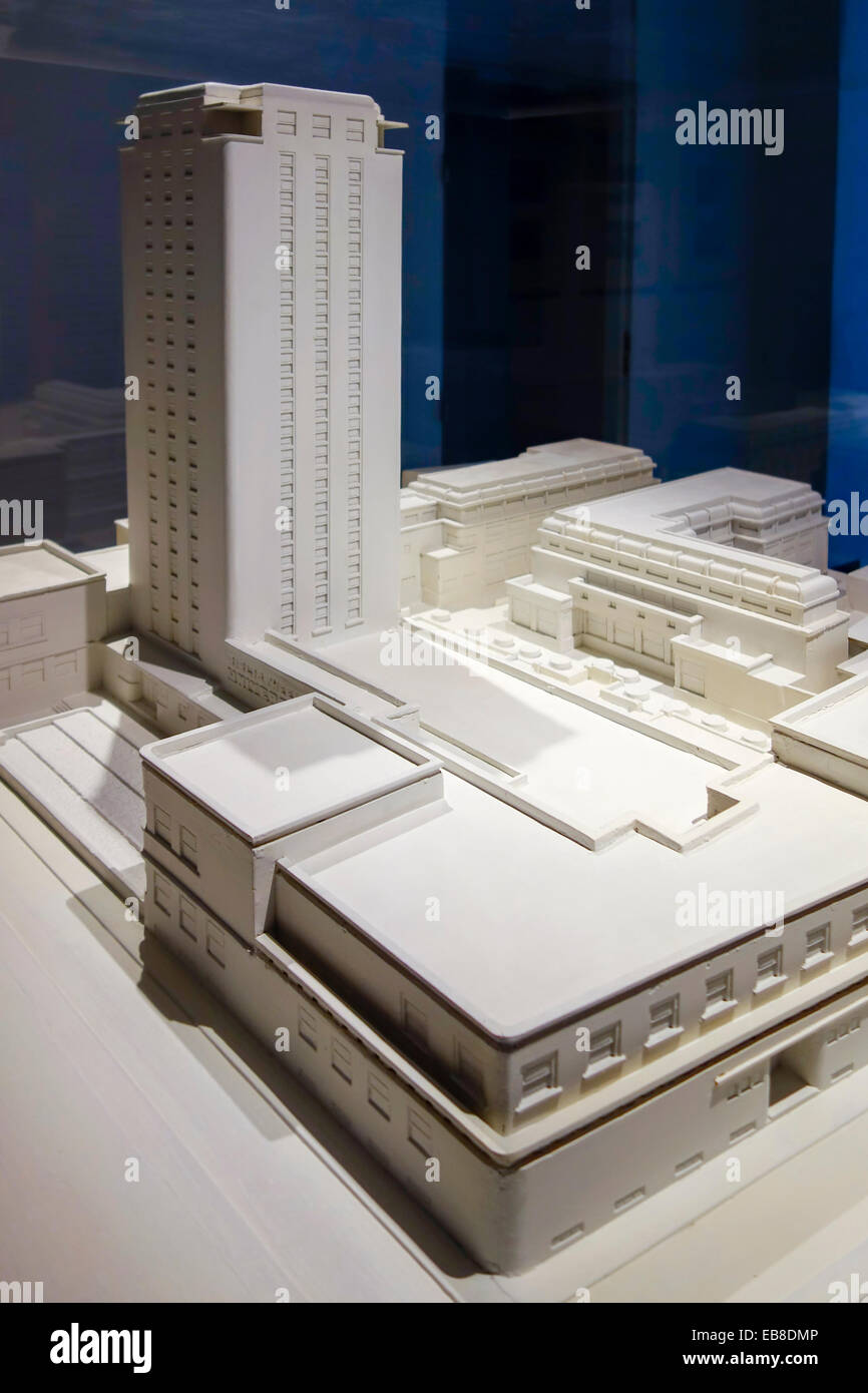 La scala di colore bianco modello in gesso del 1932 Boekentoren in Gand dall architetto belga Henry van de Velde, Belgio Foto Stock