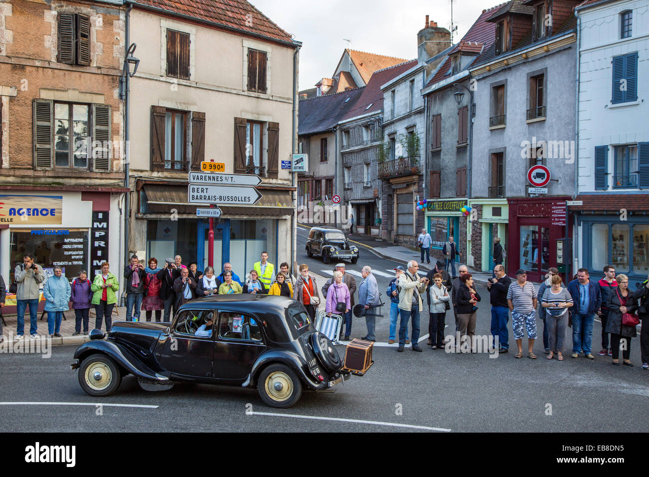 Auto d'epoca durante la Embouteillage de la Route Nationale 7, avviene per oldtimers a Lapalisse, Francia Foto Stock