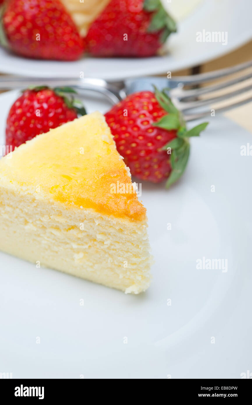 A forma di cuore ad cheesecake con strawberryes torta ideale per il giorno di san valentino Foto Stock