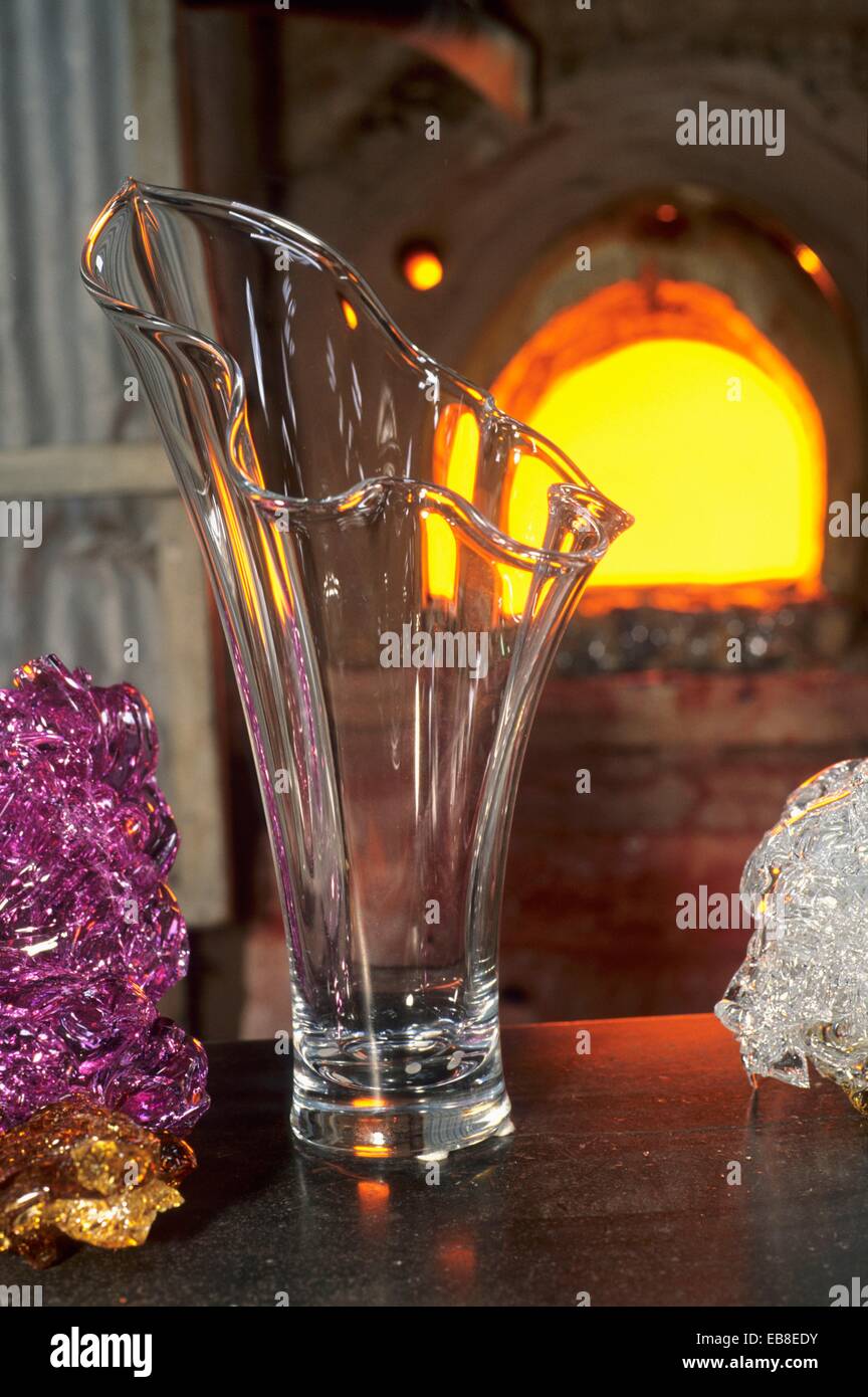 Vaso e pezzi di materie prime di prima fusione utilizzati per crystal  Cristalleries Royales de Champagne crystal fabbrica di vetro Foto stock -  Alamy