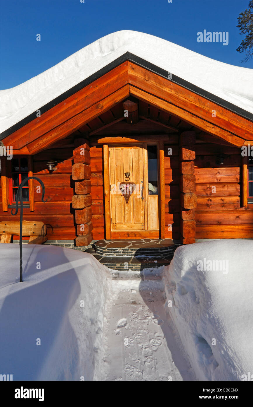 Casa in legno coperta di neve in inverno Foto Stock