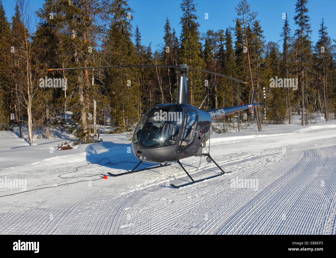 Elicottero di atterraggio sulla neve. Finlandia inverno - Lapponia Foto Stock