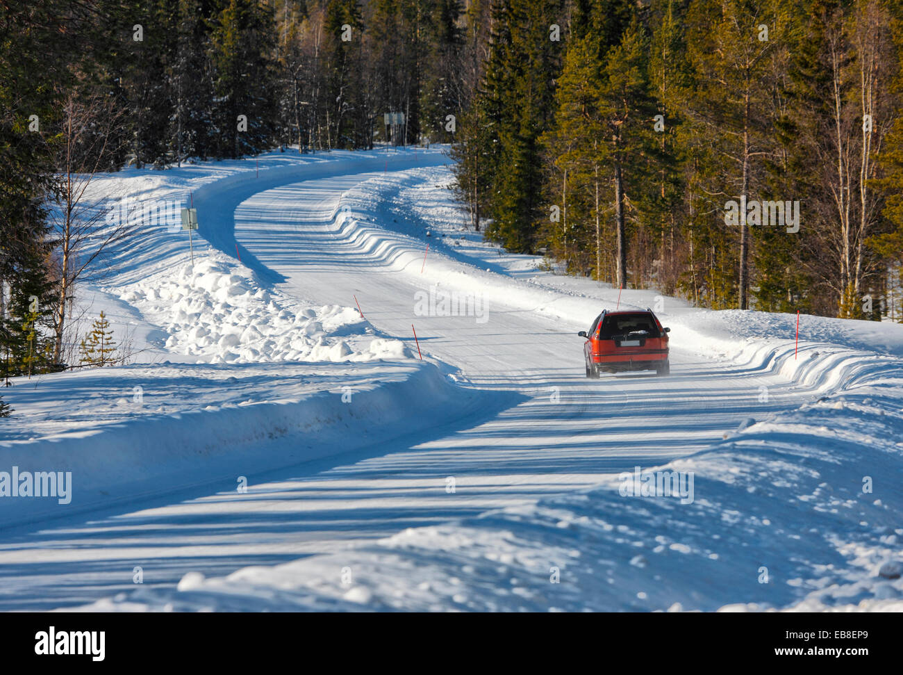 Strada di ghiaccio in inverno. La Finlandia, la Lapponia. Foto Stock