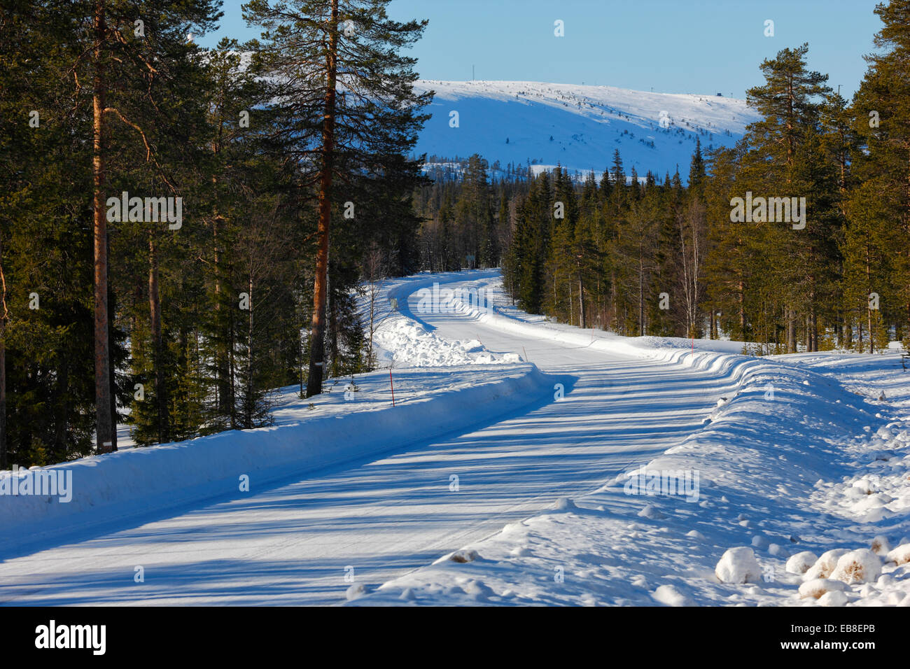 Strada di ghiaccio in inverno. La Finlandia, la Lapponia. Foto Stock