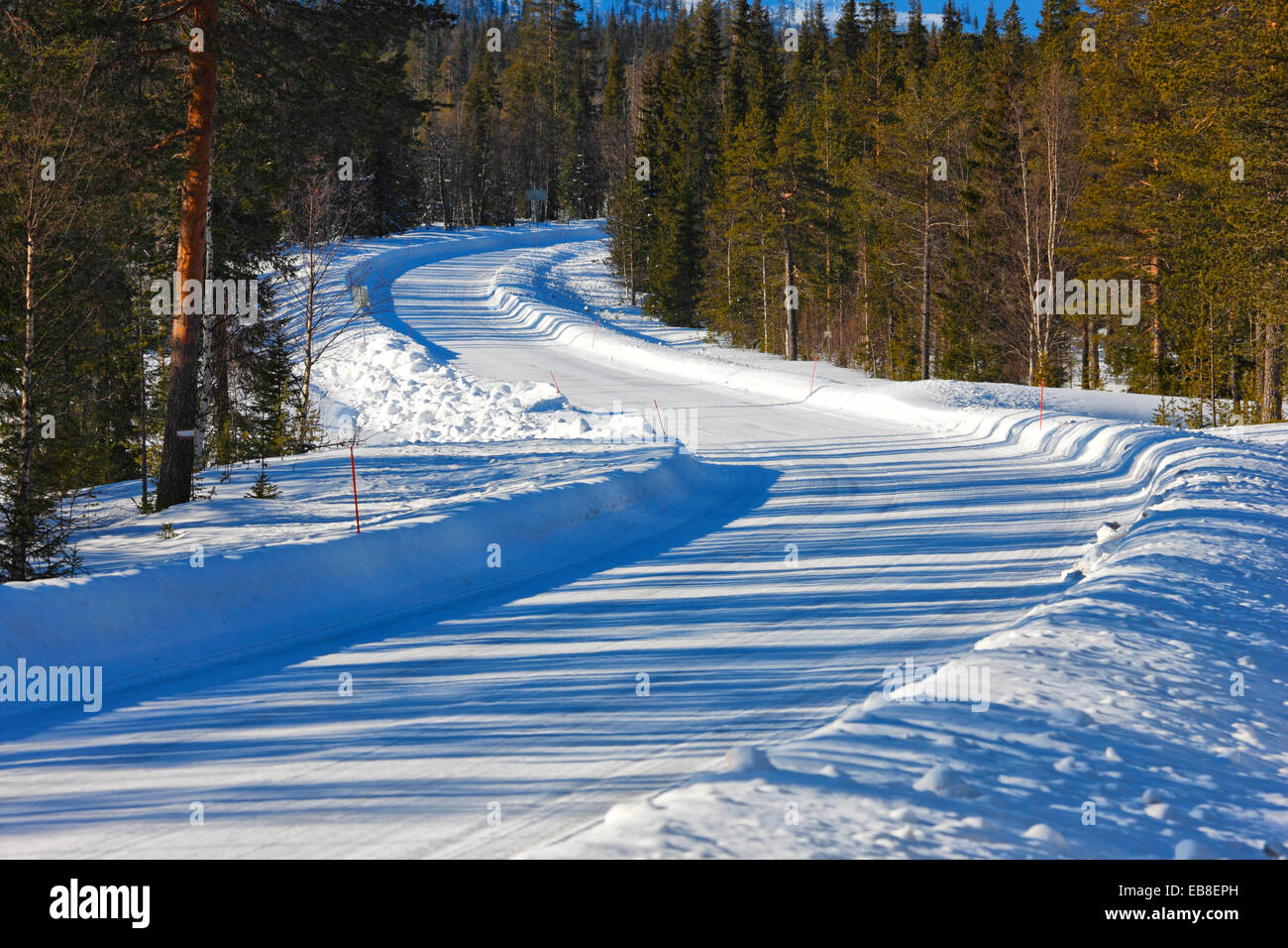 Strada di ghiaccio in inverno. La Finlandia, la Lapponia. Foto Stock