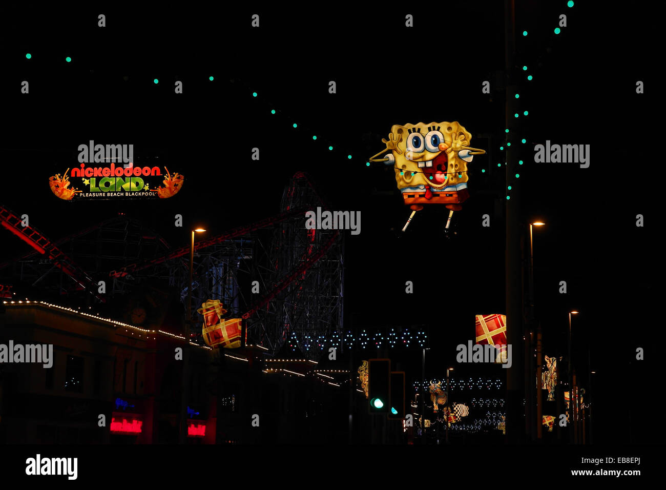 Vista notturna, a sud di concertina Critters, sorridente SpongeBob immagine, Nickelodeon luminarie, da Pleasure Beach di Blackpool, Regno Unito Foto Stock