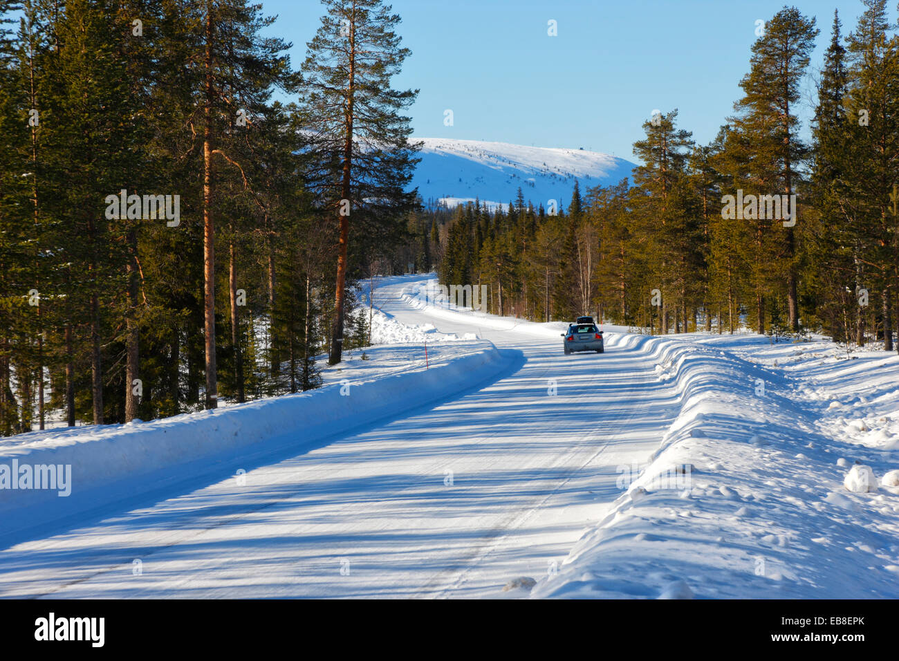 Strada di ghiaccio in inverno. La Finlandia, la Lapponia. Foto Stock