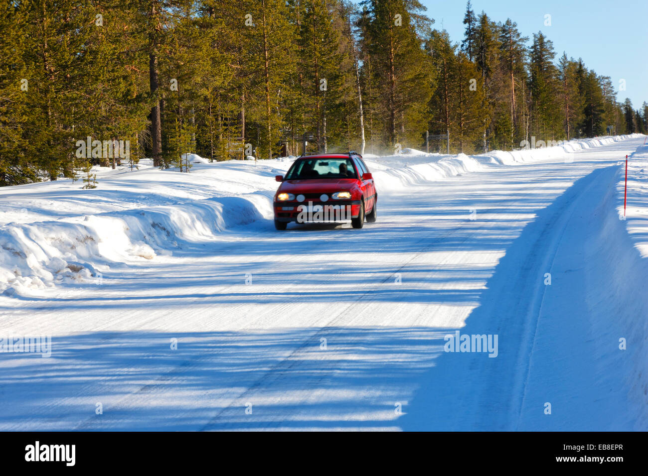 Strada di ghiaccio in inverno. La Finlandia, la Lapponia. Foto Stock