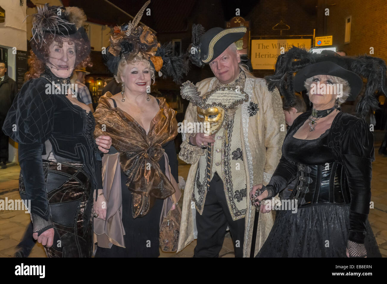 Whitby, North Yorkshire, Inghilterra, Regno Unito, novembre 2014. Goti e Steampunks riunire a Whitby Goth Weekend (WGW) Foto Stock
