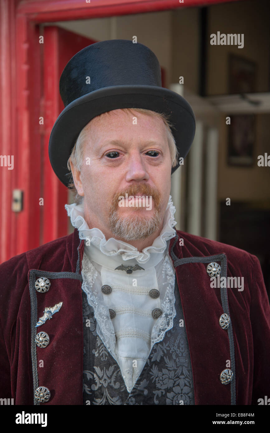 Whitby, North Yorkshire, Inghilterra, Regno Unito, novembre 2014. Goti e Steampunks riunire a Whitby Goth Weekend (WGW) Foto Stock