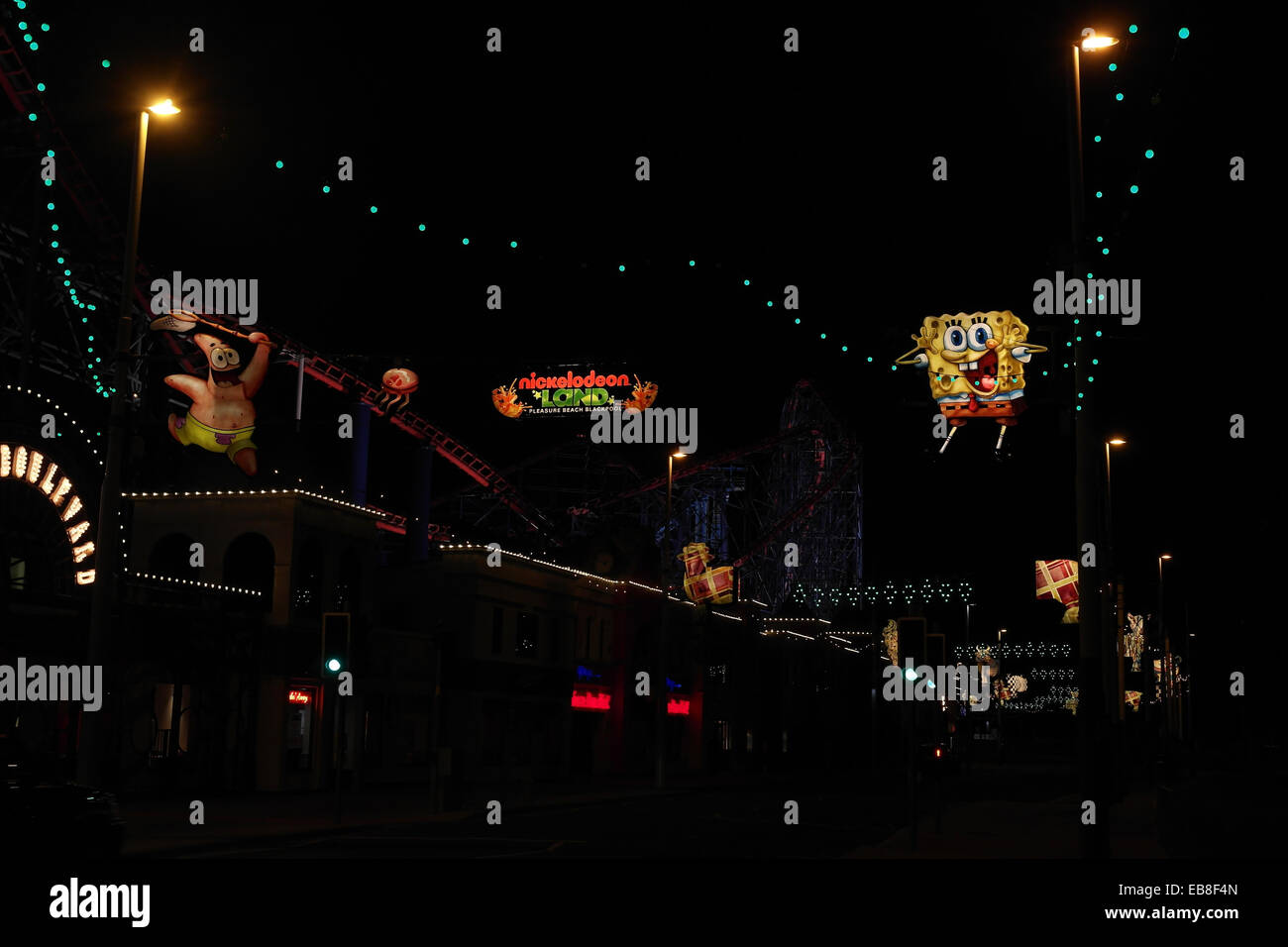 Vista notturna, guardando a sud di concertina Critters, SpongeBob e Patrick Star immagini, Nickelodeon luminarie, Blackpool, Regno Unito Foto Stock