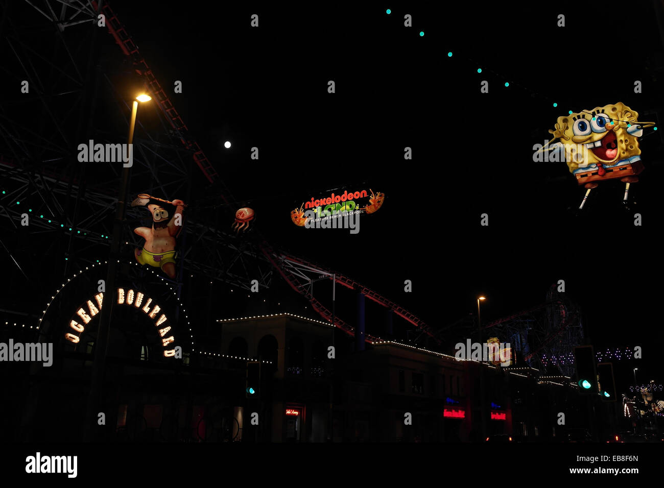 Vista notturna, guardando verso sud, SpongeBob e Patrick Star immagini. Nickelodeon luminarie, da Ocean Boulevard, Blackpool, Regno Unito Foto Stock