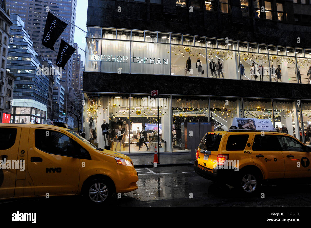 Manhattan New York STATI UNITI D'AMERICA Novembre 2014 - La recente apertura di Topshop e Topman Store nella Fifth Avenue Foto Stock