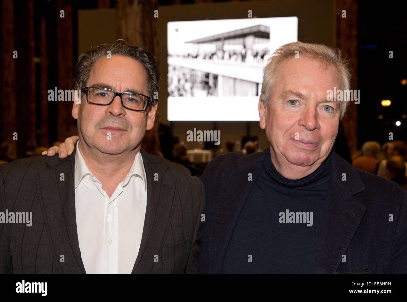 Berlino, Germania. 27 Nov, 2014. Udo Kittelmann (L), manager della Nationalgalerie di Berlino e il famoso architetto David Chipperfield partecipare al colloquio per il restauro della Neue Nationalgalerie di Berlino, Germania, 27 novembre 2014. In occasione del restauro da parte dell'ufficio David Chipperfield Architects maggiori architetti, scienziati, curatori di monumenti e fiduciari parlare del significato globale dell'edificio di Mies van der Rohe. Foto: Joerg Carstensen/dpa/Alamy Live News Foto Stock