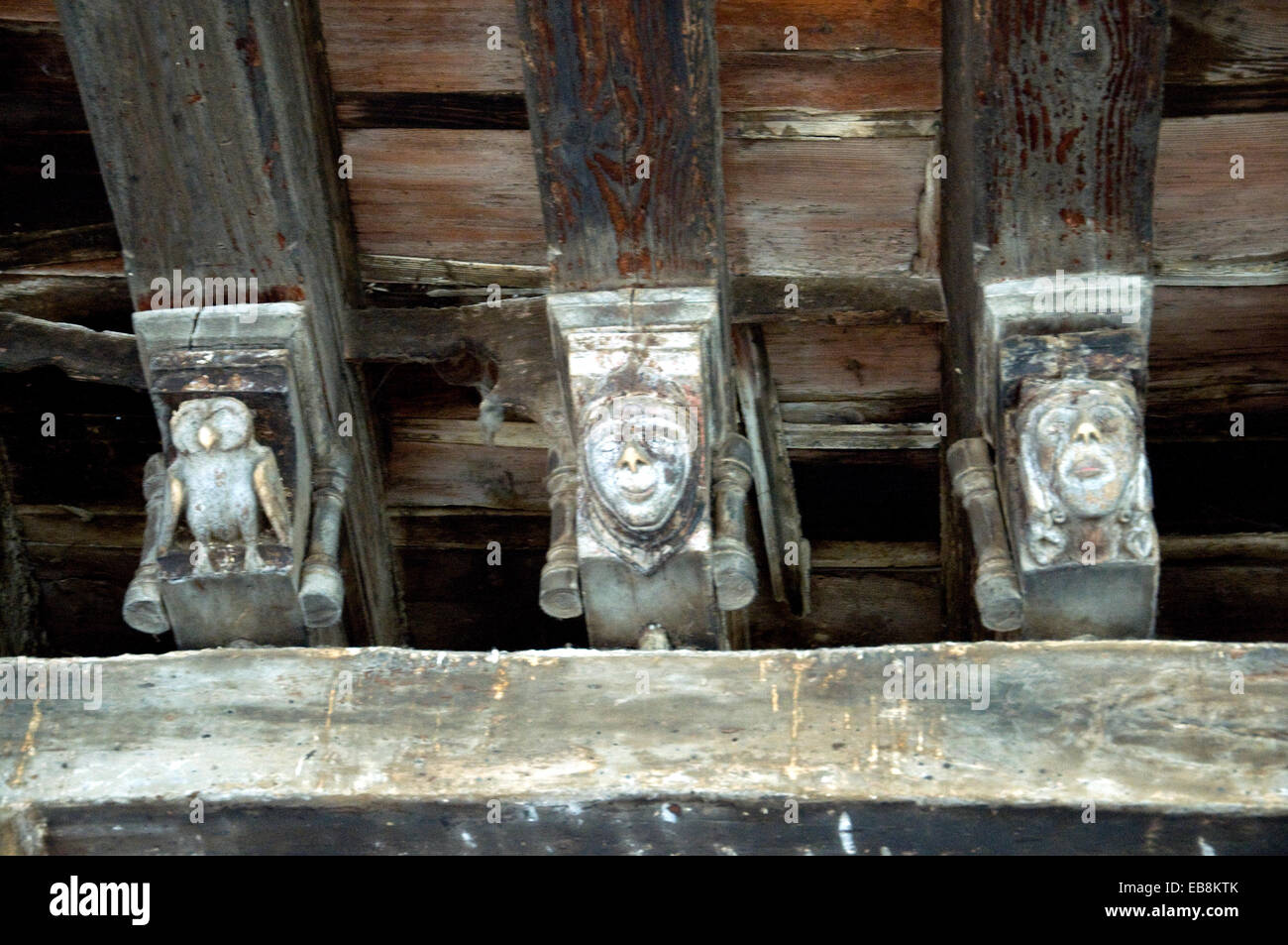 Qualche centinaio di teste scolpite in primo piano sulla facciata di La Maison des Consuls, un piccolo hotel di Mirepoix, sud-ovest della Francia Foto Stock