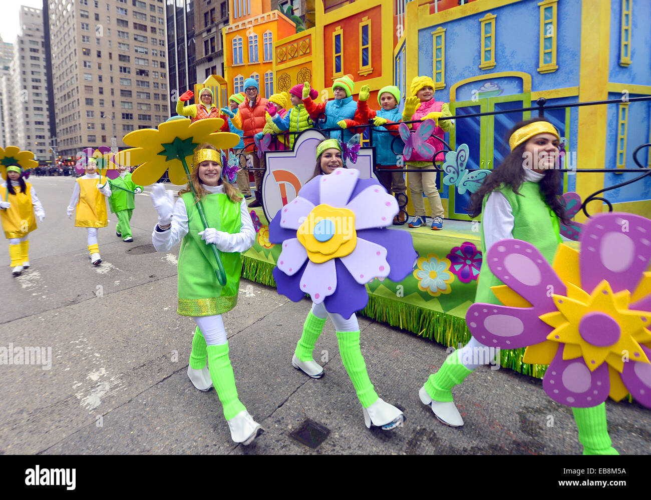 New York, Stati Uniti d'America. 27 Nov, 2014. Le persone che frequentano la 88th Macy's Thanksgiving Day Parade di New York, Stati Uniti, nov. 27, 2014. Credito: Wang Lei/Xinhua/Alamy Live News Foto Stock