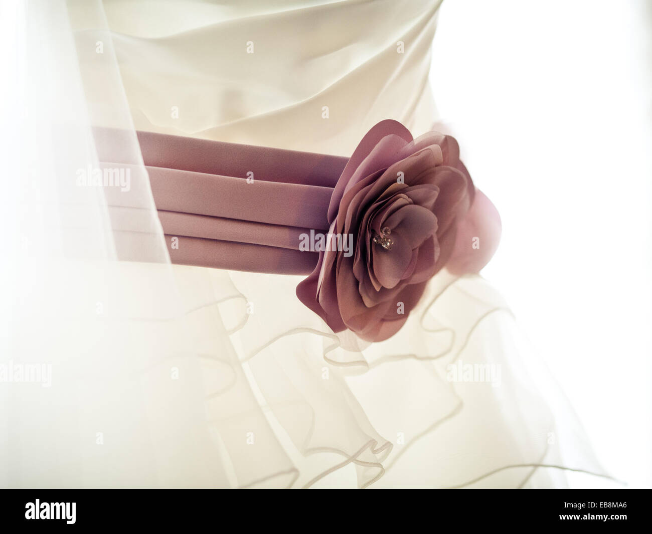 Rosa fiori di seta fascia o cintura sulla crema / bianco abito da sposa,  close up dettaglio Foto stock - Alamy
