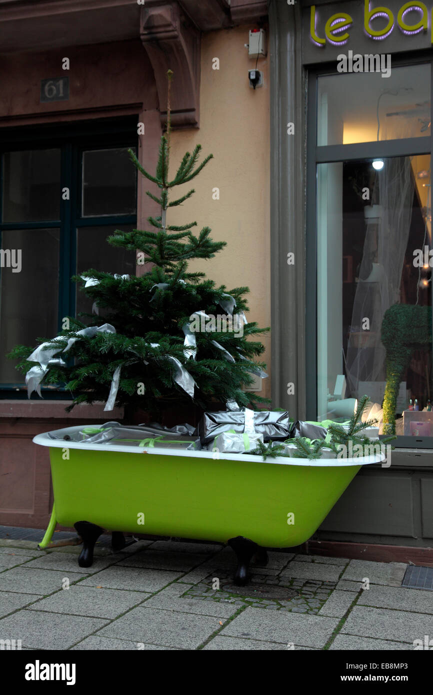 Vasca da bagno utilizzati come decorazioni di Natale a Strasburgo. Foto Stock