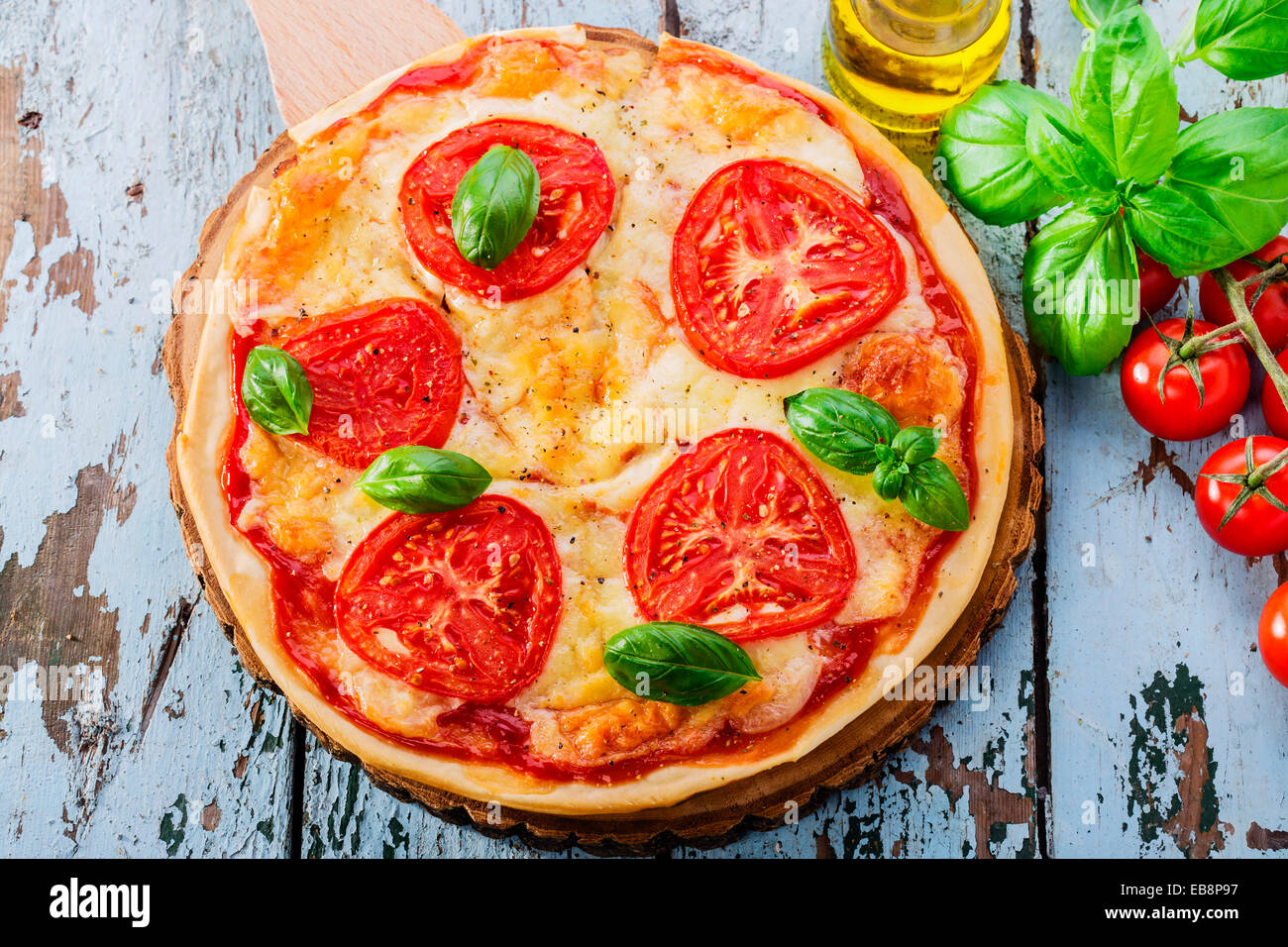 Pizza con mozzarella e pomodoro Foto Stock