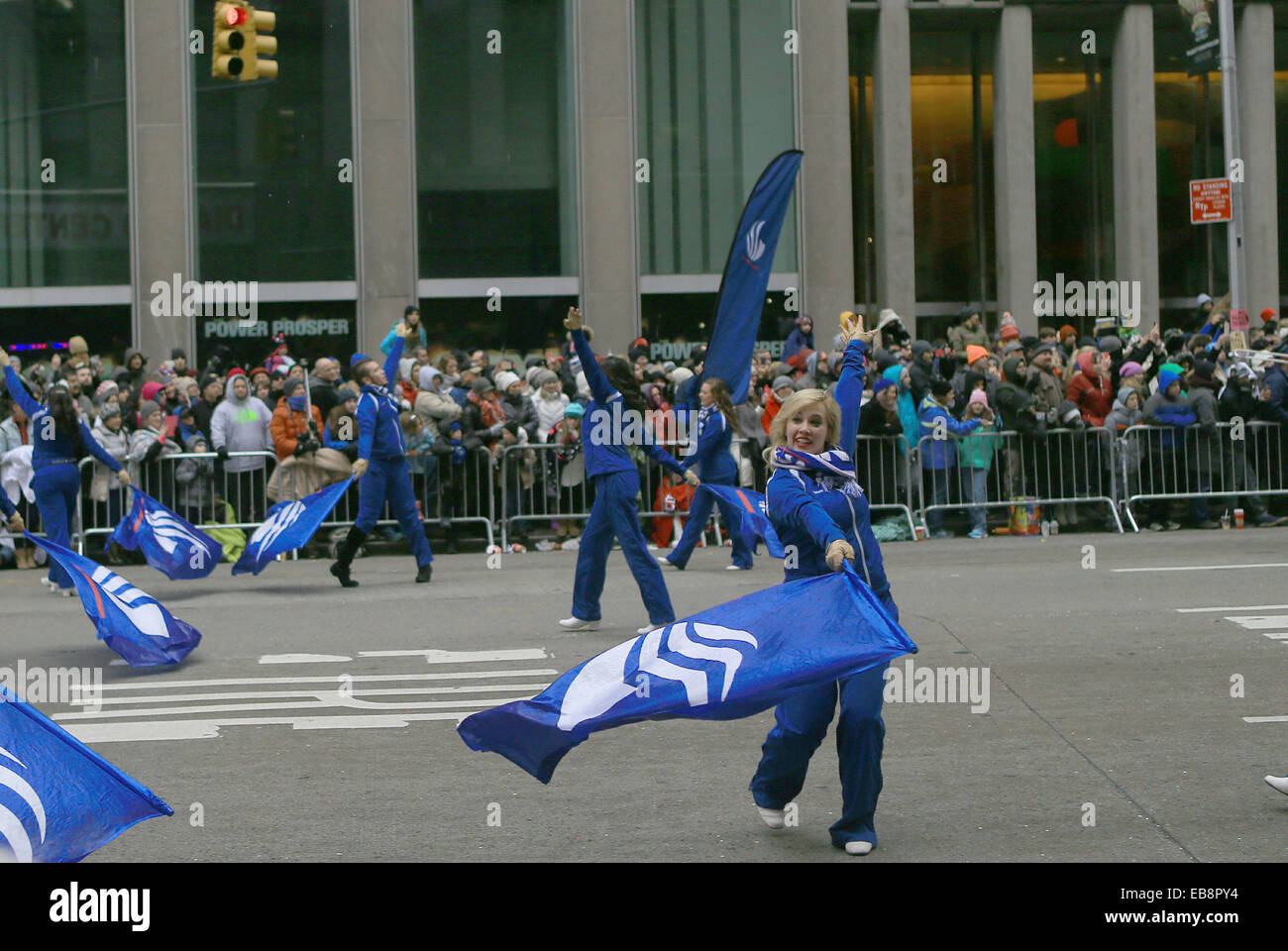 New York, Stati Uniti d'America. 27 Nov, 2014. Le persone che frequentano la 88th Macy's Thanksgiving Day Parade di New York, Stati Uniti, nov. 27, 2014. Credito: Qin Lang/Xinhua/Alamy Live News Foto Stock