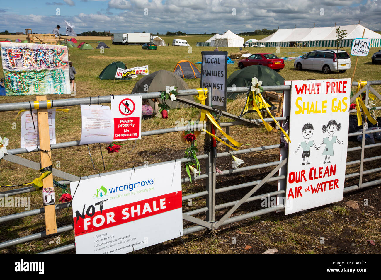 Un accampamento di protesta contro fracking in corrispondenza di un sito di fattoria a poco Plumpton vicino a Blackpool, Lancashire, Regno Unito, dove il consiglio per la prima volta nel Regno Unito, ha concesso il permesso di pianificazione per fracking commerciale fro shale gas, da Cuadrilla. Foto Stock