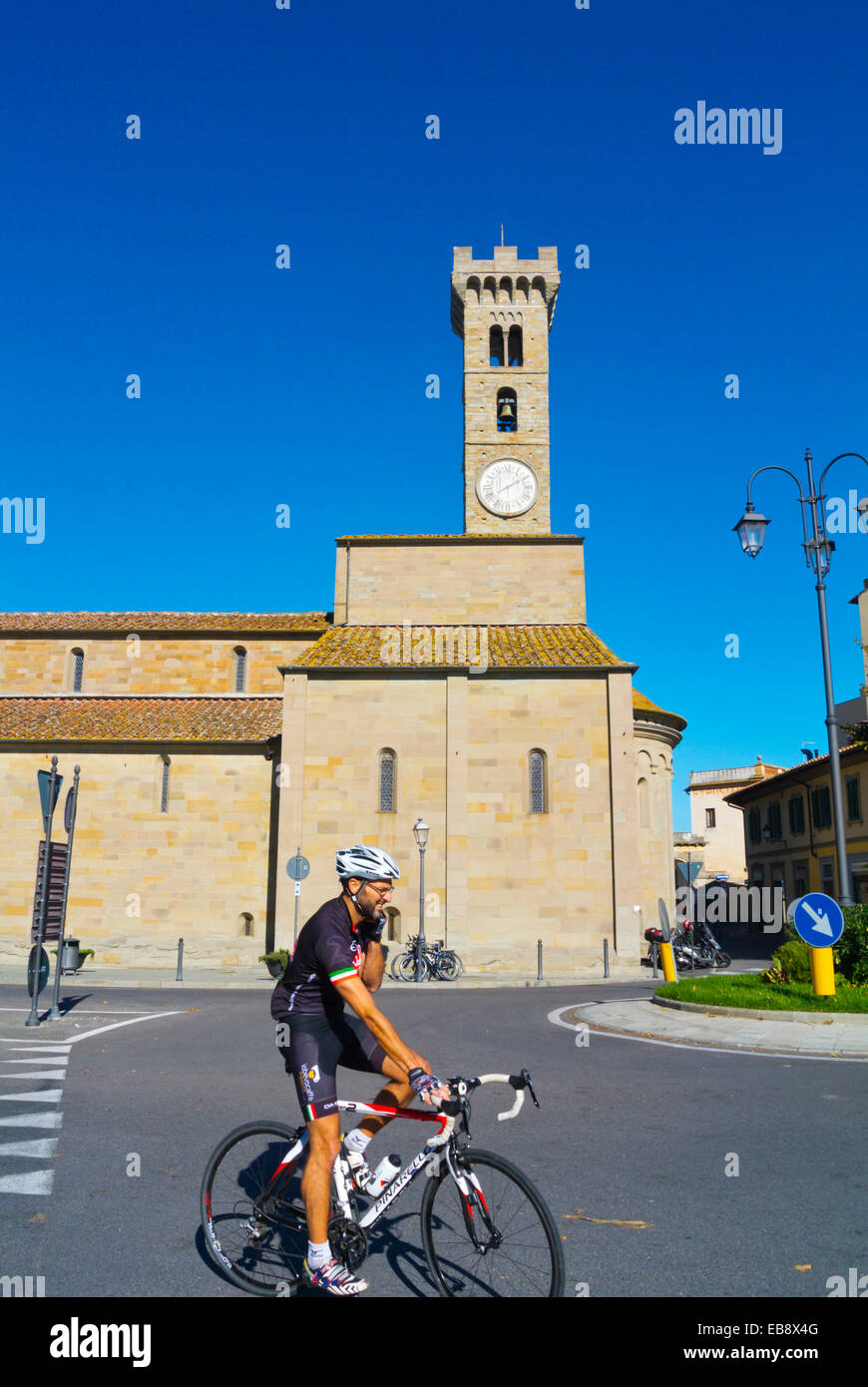 Il corridore di bicicletta, Piazza Mino, Fiesole, vicino a Firenze, Toscana, Italia Foto Stock