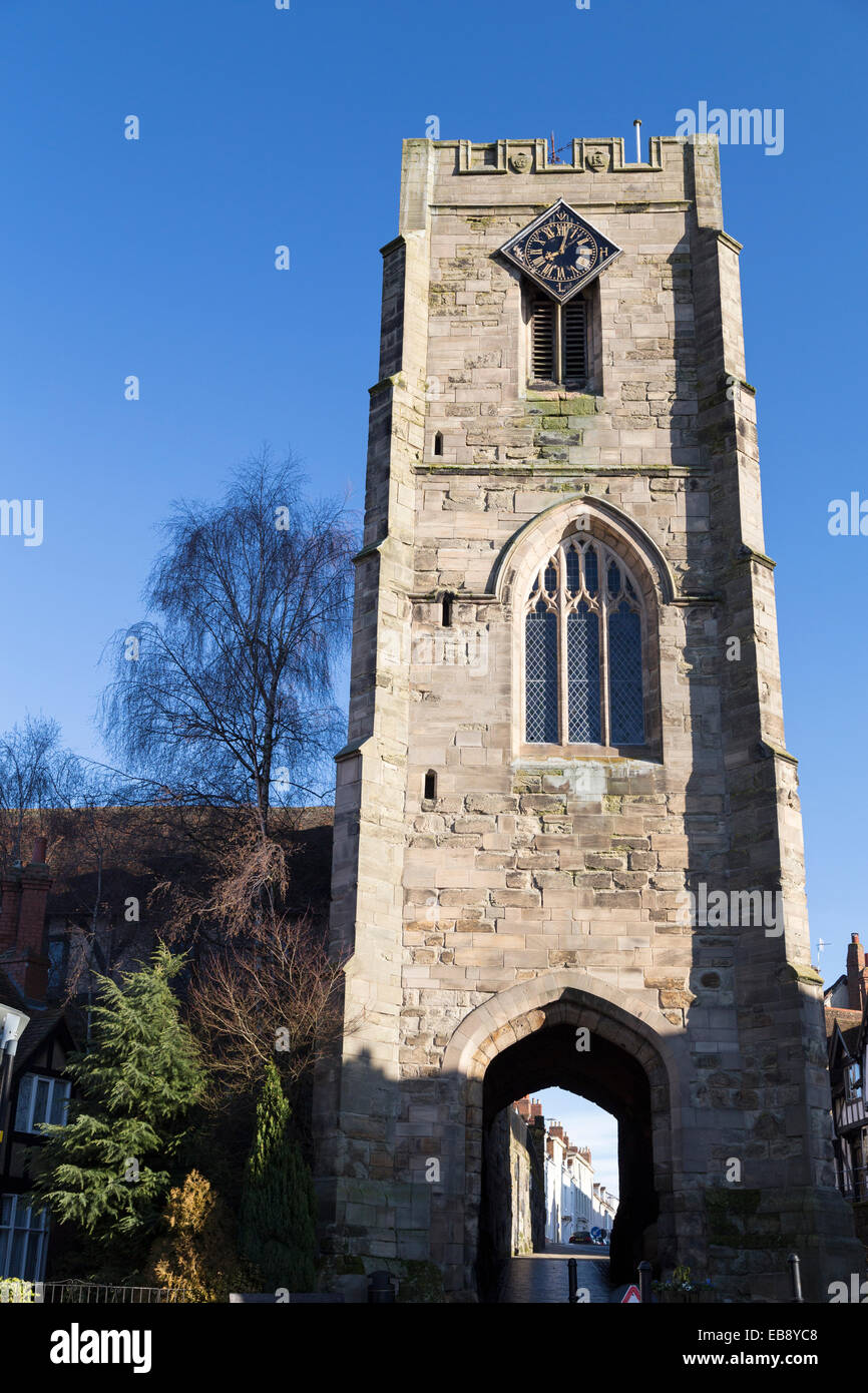 Regno Unito, Warwickshire, Warwick, xii secolo Chantry Chapel e il vecchio Norman gateway nella città. Foto Stock