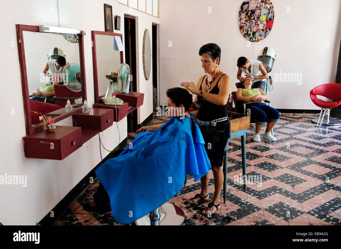 Donne cubane presso il salone di parrucchiere situazione in Remedios,provincia  di Villa Clara,Cuba Foto stock - Alamy