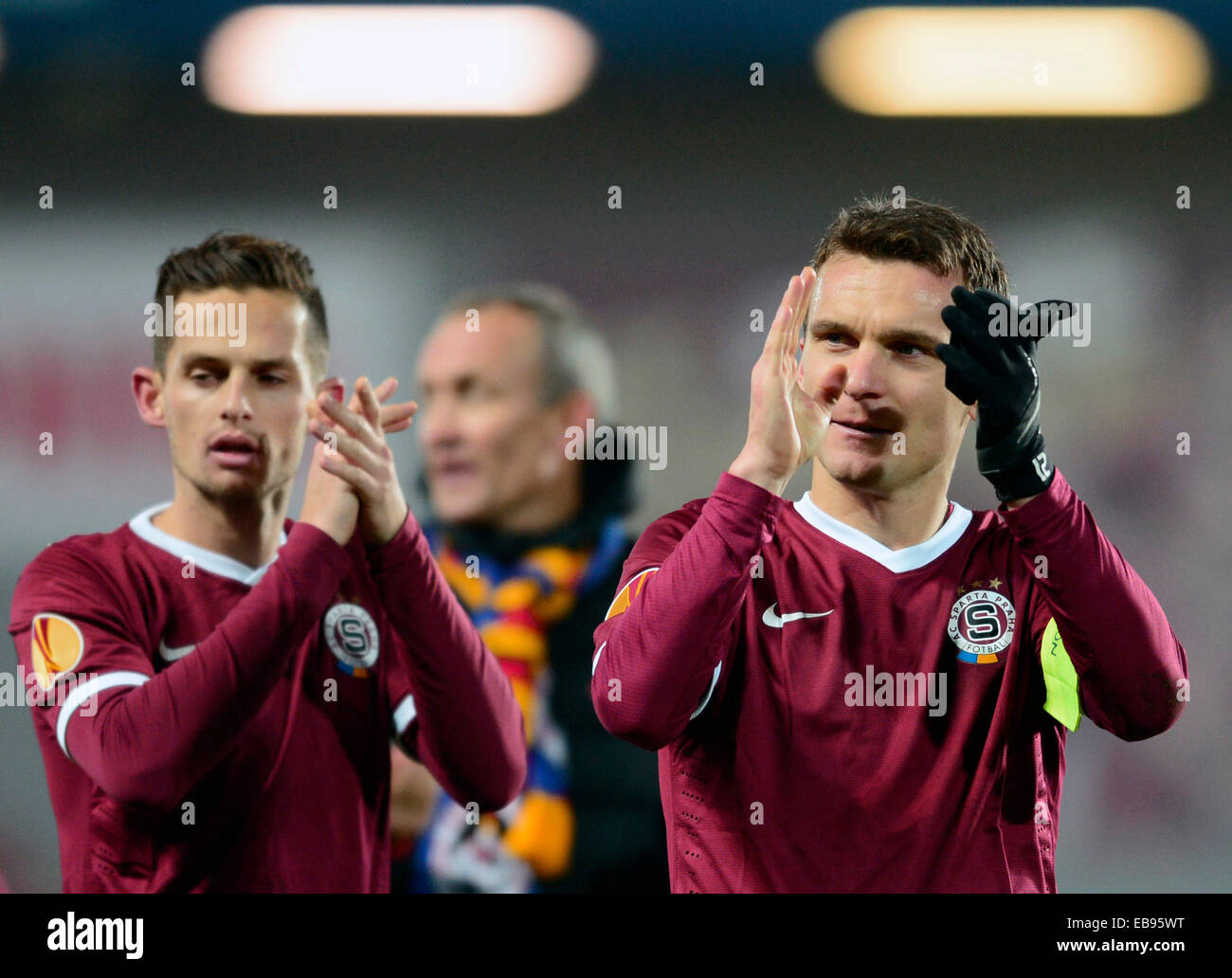 Praga, Repubblica Ceca. 27 Novembre, 2014. L-R Mario Holek e David Lafata di Sparta grazie a ventole dopo il Campionato Europeo il quinto round corrispondono a Sparta Praha vs SSC Napoli ha giocato a Praga, nella Repubblica ceca il 27 novembre 2014. (CTK foto/Vondrous Romano) Foto Stock