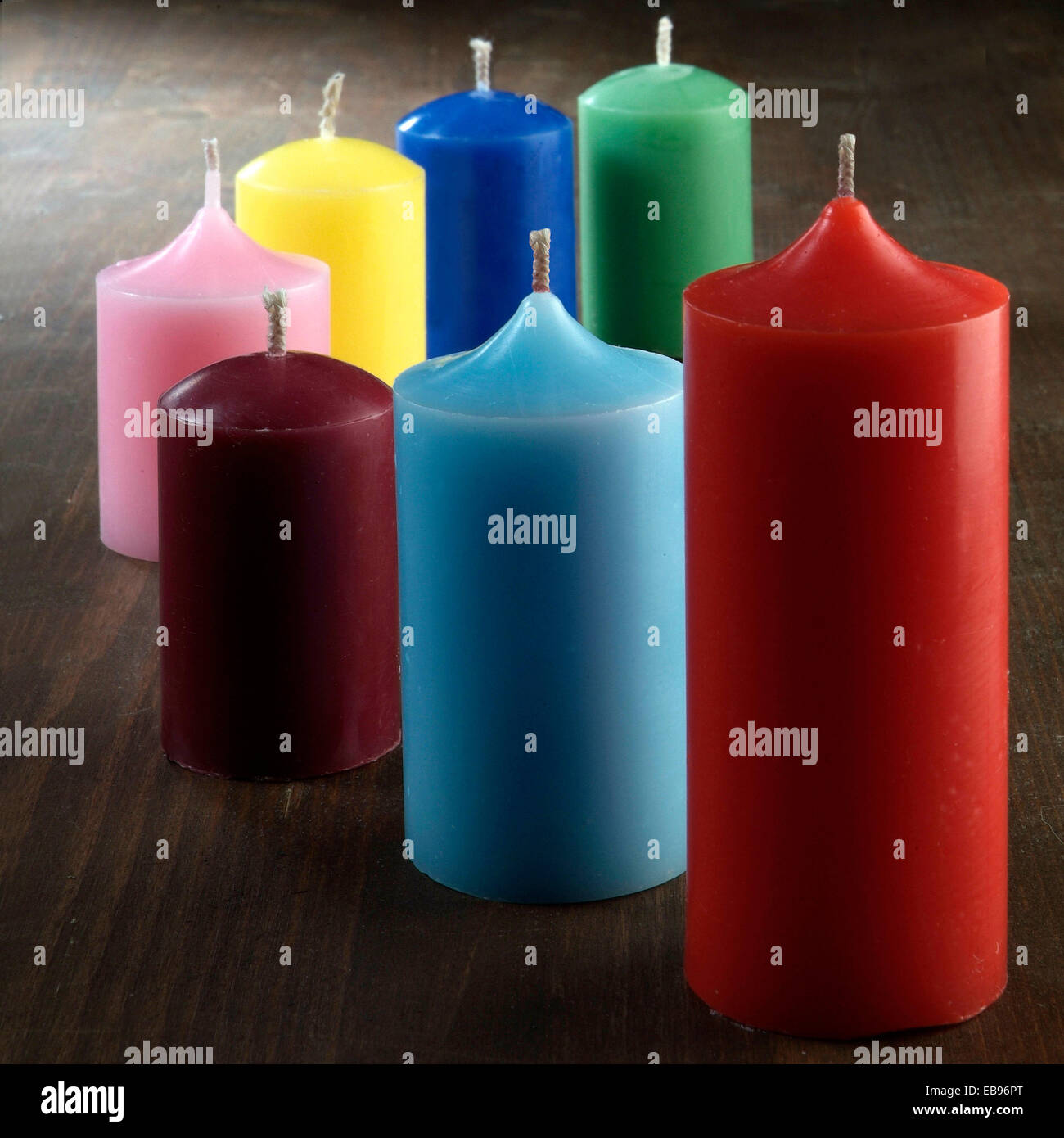 Candele colorate per la decorazione della casa Foto stock - Alamy