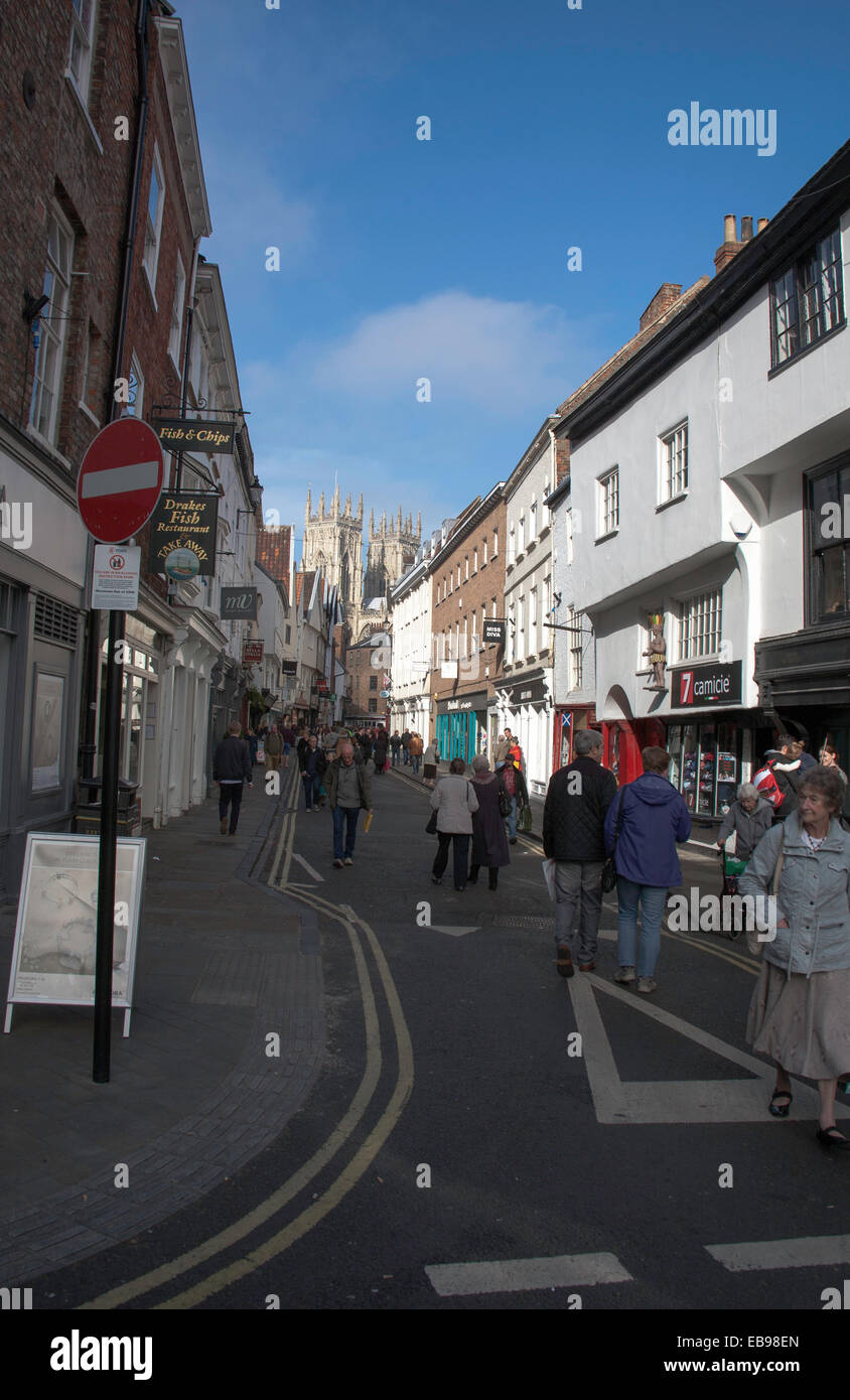 Bassa Petergate con il Ministro in background York Yorkshire Inghilterra Foto Stock