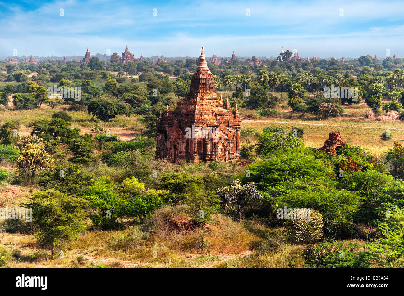 Paesaggi di viaggi e destinazioni. La fantastica architettura di vecchi templi buddisti a Bagan unito, Myanmar (Birmania) Foto Stock